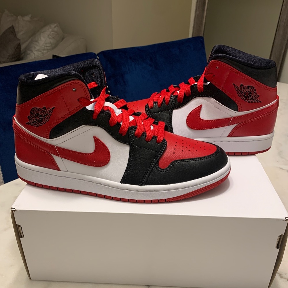 WMNS Jordan 1 - Picture 2 of 7